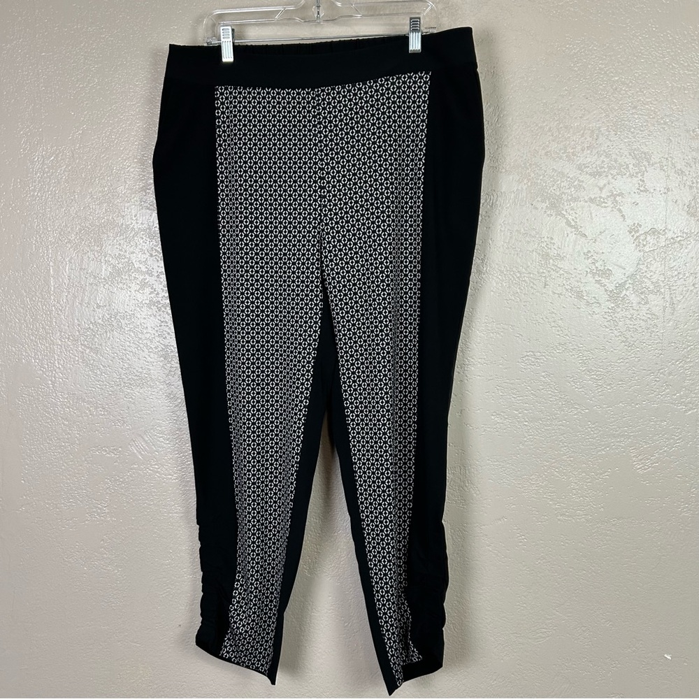 Chicos Zenergy Ankle Pants‎ Womens Medium 2 Black White Abstract Ruched Leg